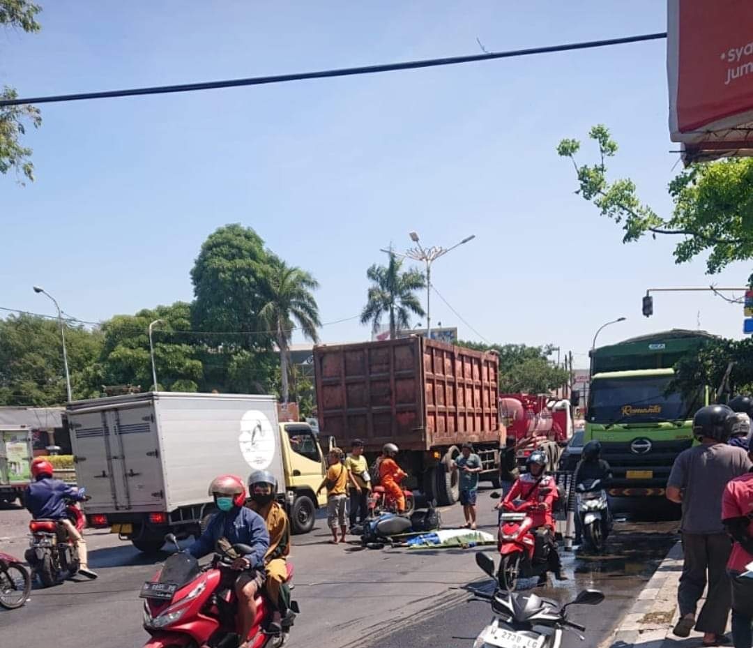 OLAH TKP: Anggota unit laka Satlantas Polres Gresik melakukan olah TKP di Jalan Raya Sukomulyo, Kecamatan Manyar.