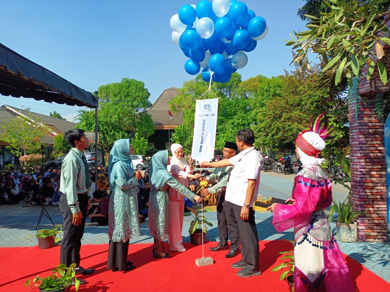 Meriah : Pelepasan balon oleh Kepala Sekolah dalam peringatan Hari Ulang Tahun ke-58 SMP Semen Gresik.