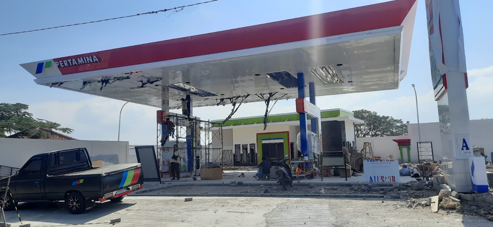 FINISHING: Para pekerja saat menyelesaikan pembangunan SPBN Lumpur, Kecamatan Gresik.