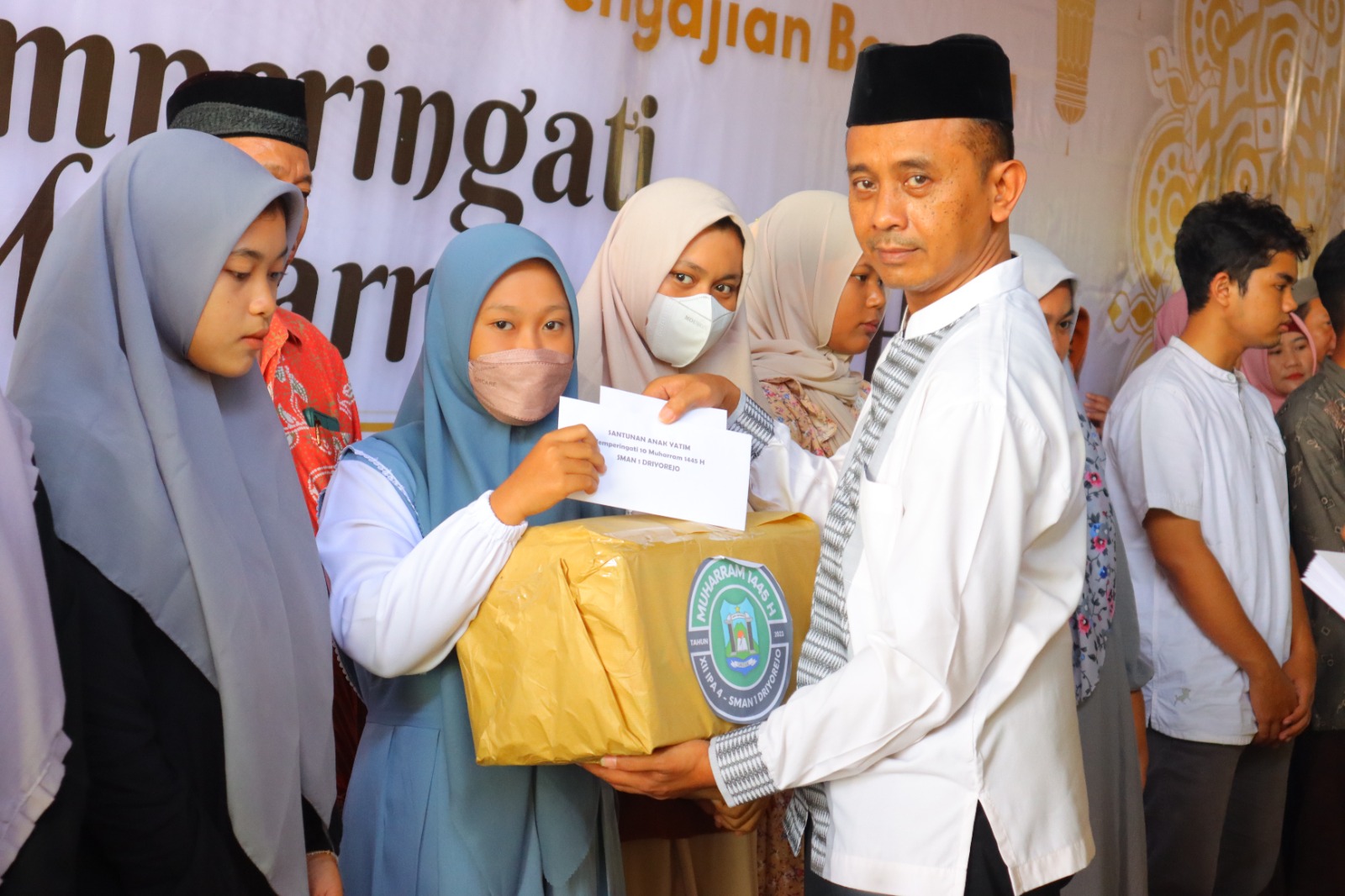 SANTUNAN: SMA Negeri 1 Driyorejo menggelar kegiatan rutin dengan Peringatan Tahun Baru Islam dengan memberikan santunan kepada anak yatim.