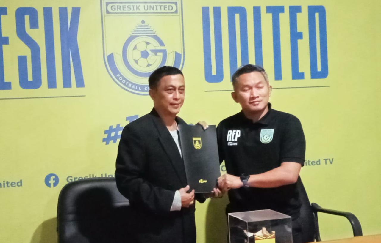RESMI BERGABUNG: Gresik United merekrut Rudi Eka Priyambada sebagai Pelatih Kepala GU.