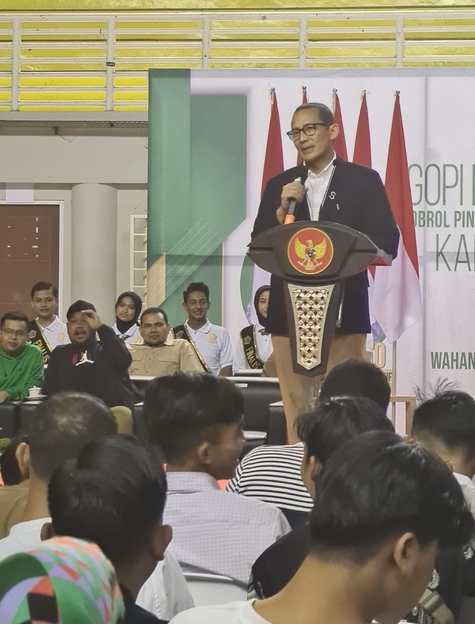 SAPA MILENIAL : Menparekraf RI, Sandiaga Uno menyapa ribuan millenial di Kabupaten Gresik yang memadati gedung Wahana Ekspresi Poesponegoro