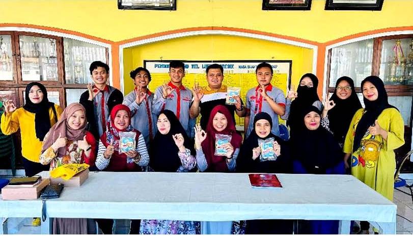 OLAHAN UDANG : Program Studi Manajemen Rekayasa UISI kembali melanjutkan kegiatan peningkatan kualitas dan pengembangan usaha mikro, kecil, dan menengah (UMKM) di Kelurahan Lumpur, Gresik