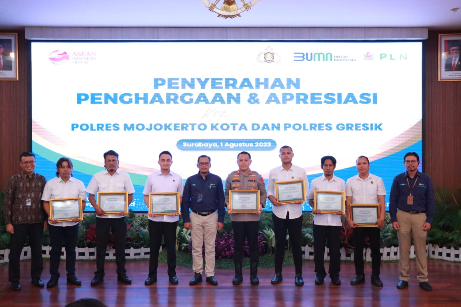 PENGHARGAAN : Kapolres Gresik AKBP Aditya Panji Anom, Kasatreksrim Polres Gresik Akp Aldhino Prima Wirdhan dan anggota Unit Pidum Satreskrim Polres Gresik saat menerima penghargaan dari GM PLN Jatim.