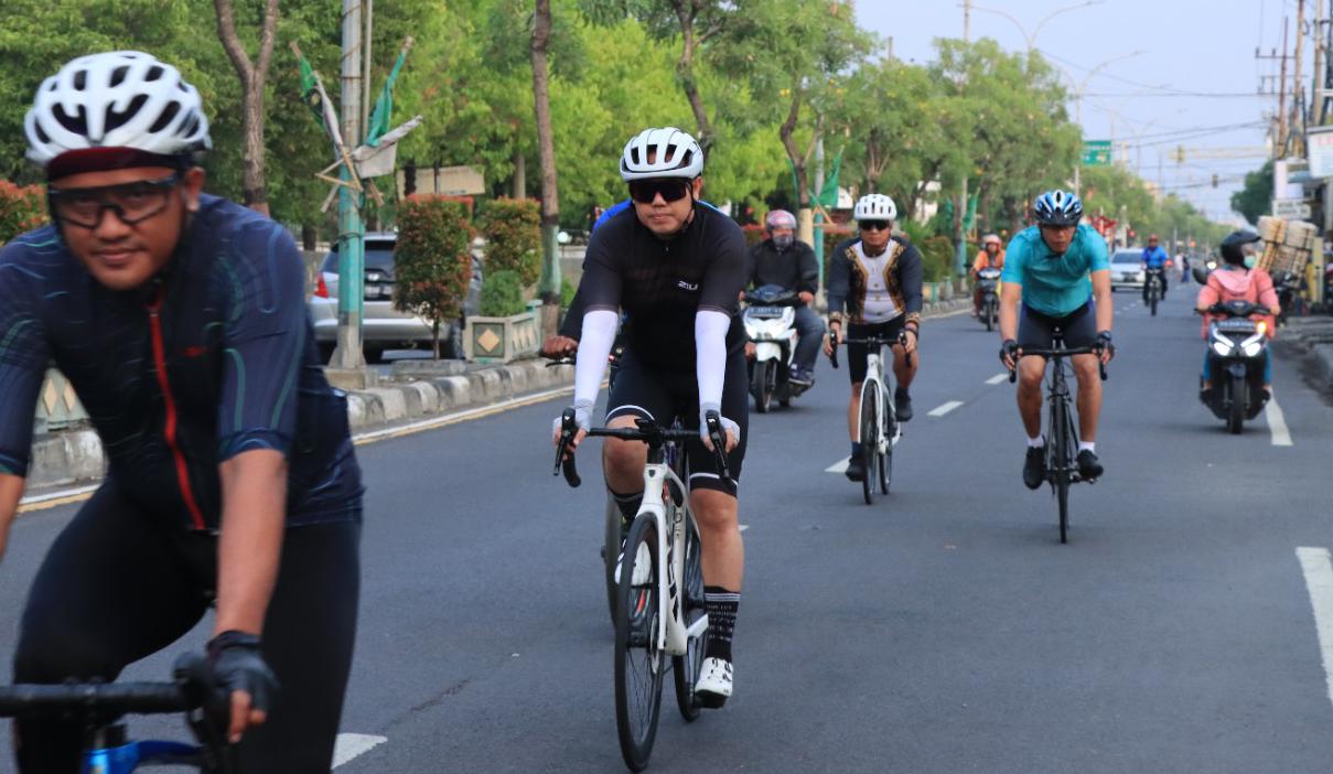 GOWES: Kapolres Gresik AKBP Aditya Panji Anom beserta jajarannya gowes di track yang akan dibuat Road to Tour Of Kemala Seri 3 Gresik Criterium 2023 di Kabupaten Gresik.