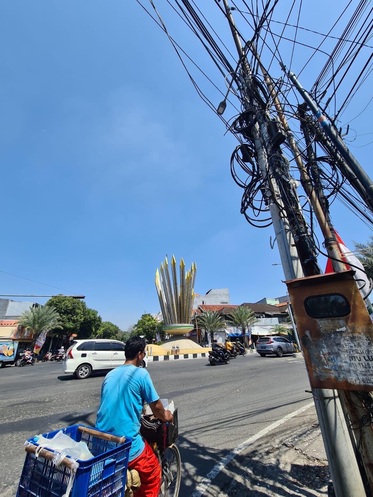 Ancam Pengendara : Sejumlah kabel udara yang melintang di simpang empat Kebomas bakal dirapikan oleh PLN agar tidak mencelakakan pengendara jalan.