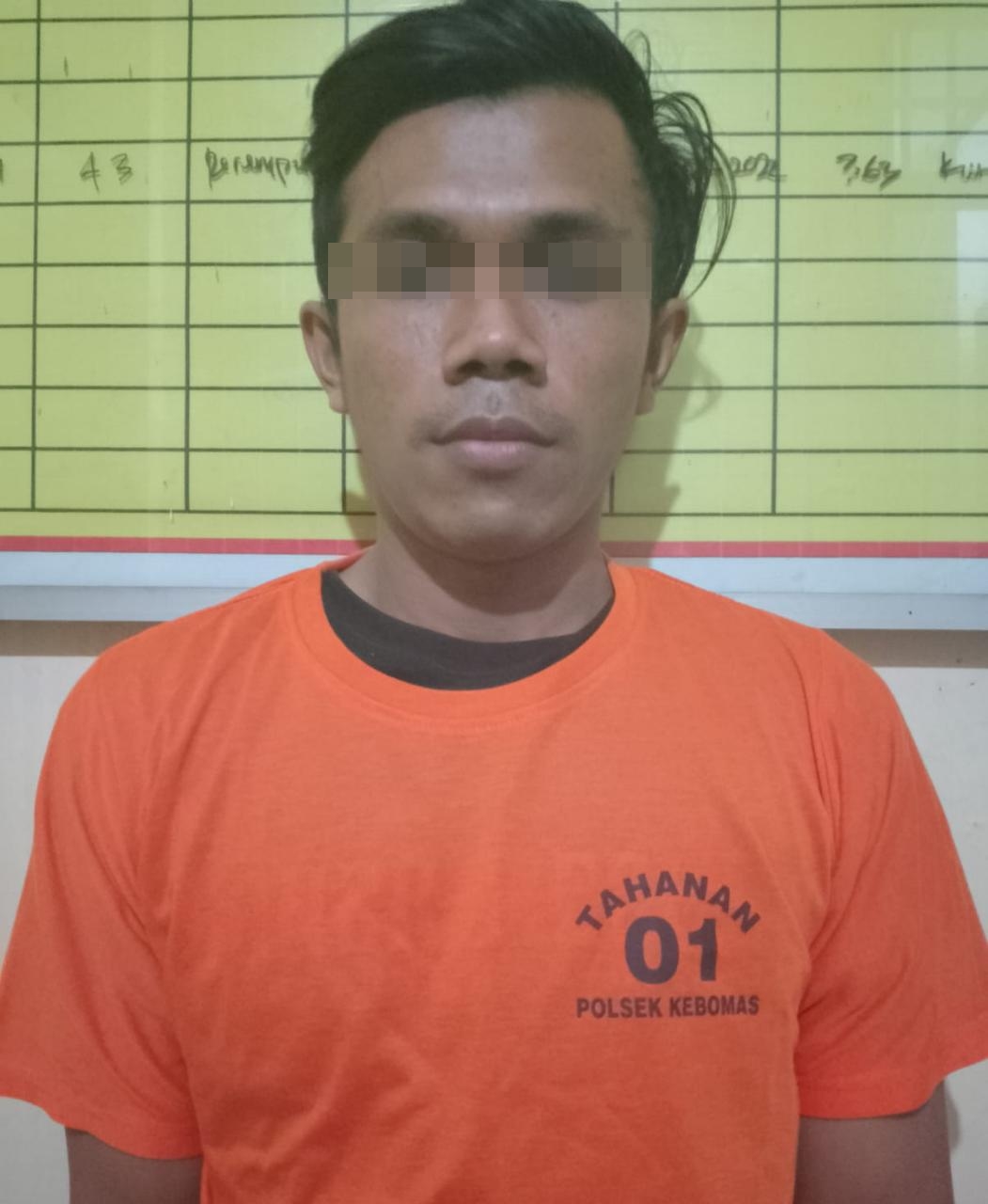 DIAMANKAN: Tersangka Akhmat Guwan Fidiarto diamankan di Mapolsek Kebomas.