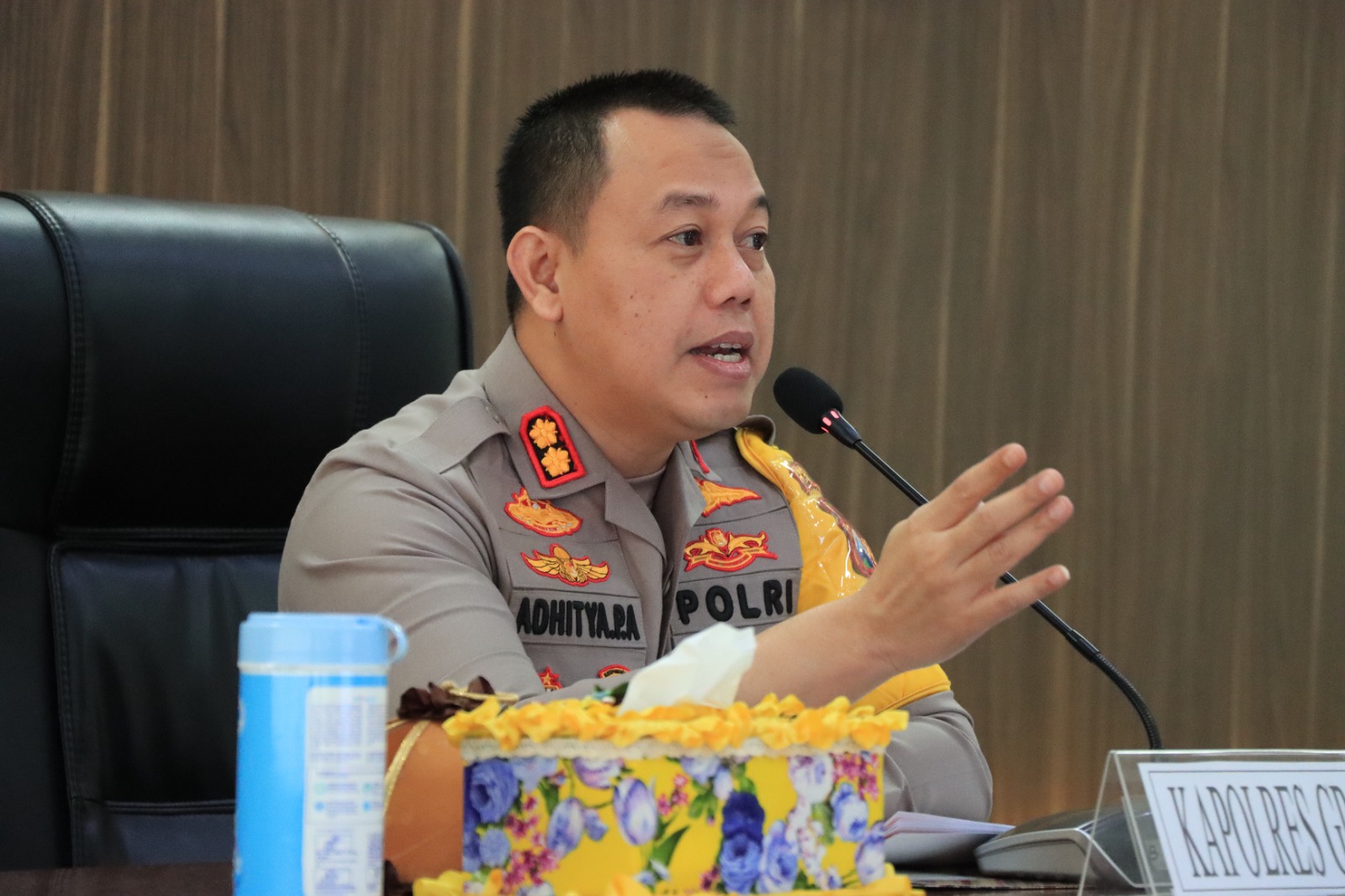 Foto : Istimewa/Radar Gresik PENJELASAN : Kapolres Gresik AKBP Aditya Panji Anom saat meberikan penjelasan terkait video viral keluhan warga yang gagal ujian praktek SIM di Satlantas Gresik.