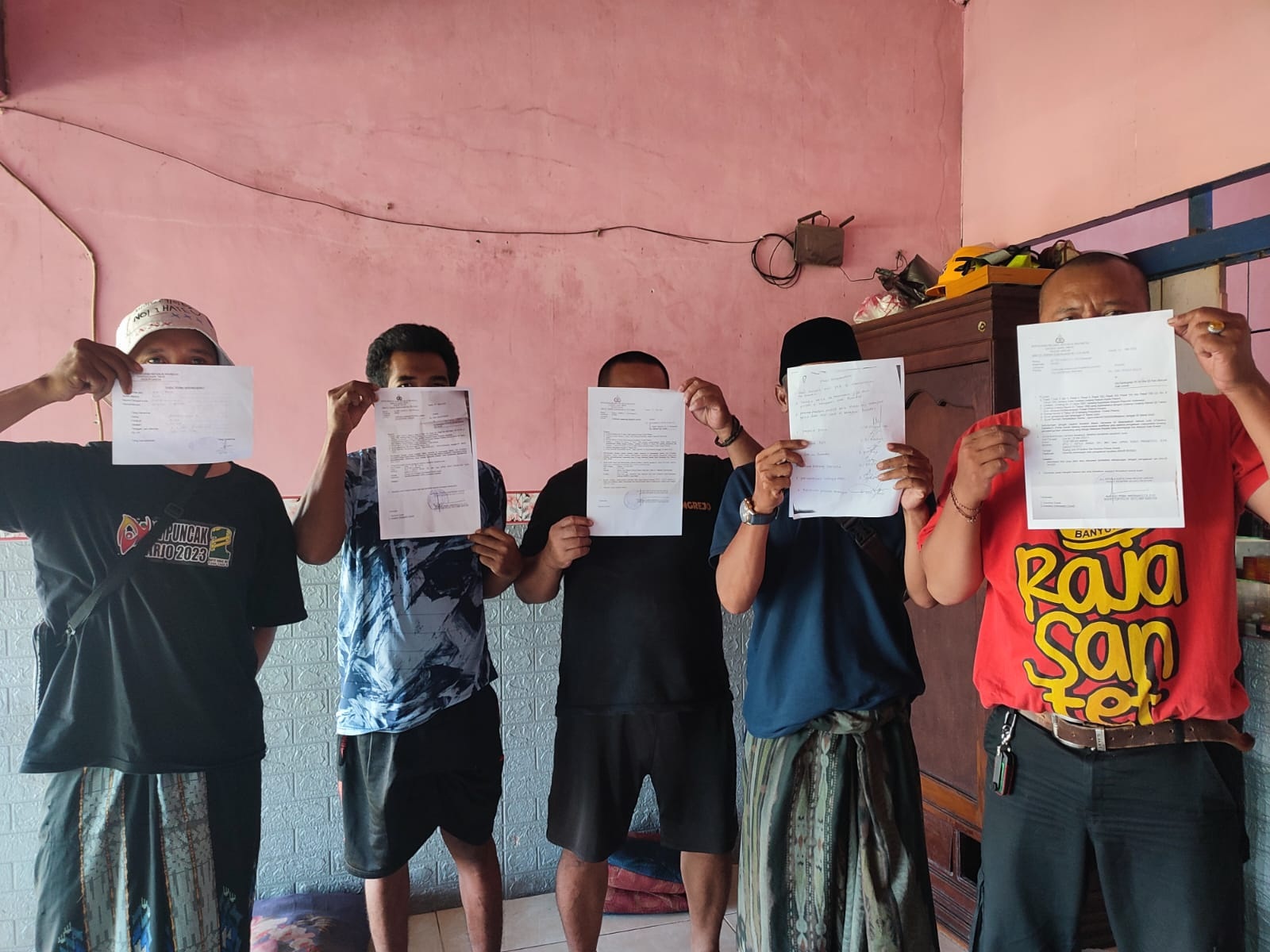 Ancam Aksi: Sejumlah pemuda Desa Karangrejo Manyar akan melakukan aksi apabila laporannya tidak ditindaklanjuti.