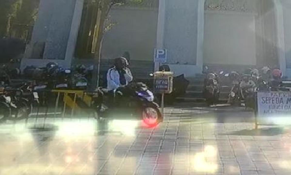 TEREKAM CCTV: Aksi curanmor terekam CCTV saat menjalankan aksinya di masjid KH Ahmad Dahlan di Jalan Raya Bunder.