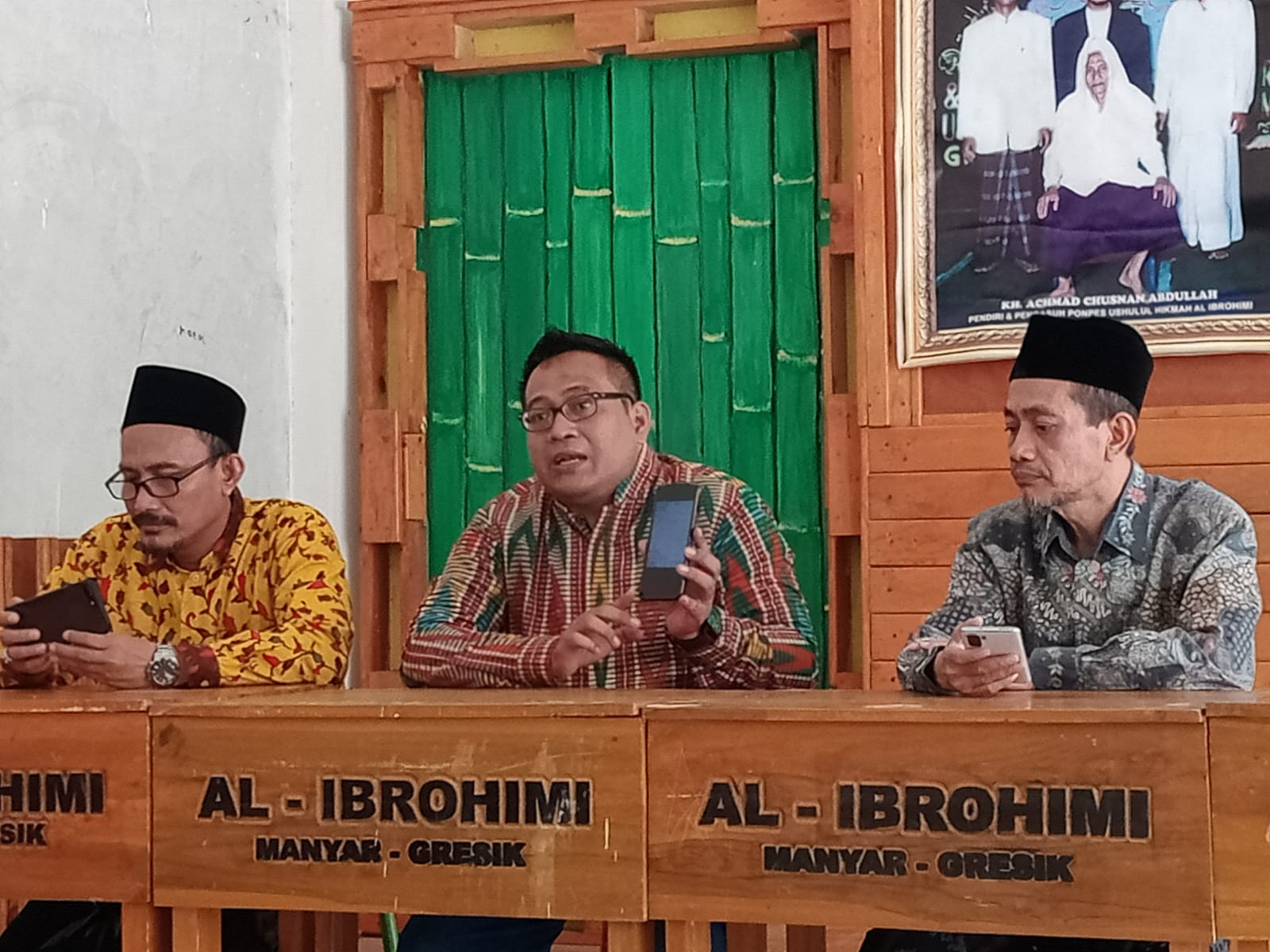 MENANG GUGATAN: Kuasa hukum Abdullah Syafii didampingi kliennya menunjukan surat hasil gugatan yang dikabulkan majelis hakim.