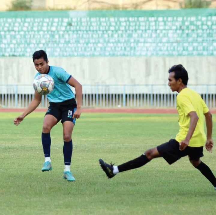 UJI COBA: Pemain Gresik United latihan di Stadion Gelora Joko Samudro.
