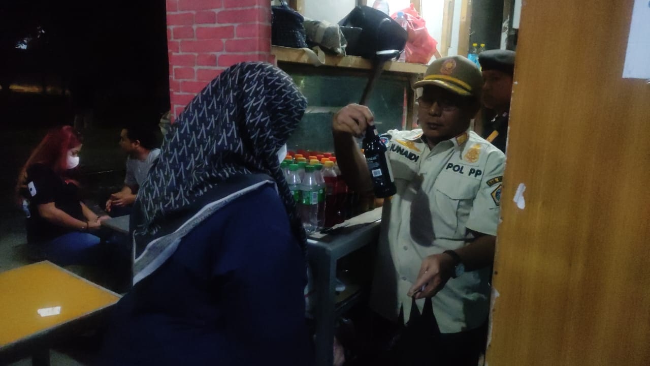 RAZIA: Petugas gabungan dari Satpol PP, Unit Sabhara Polres Gresik, dan Kodim 0817 Gresik saat melakukan razia Warkop remang - remang di Jalan Kapten Darmosugondo, Kecamatan Kebomas.