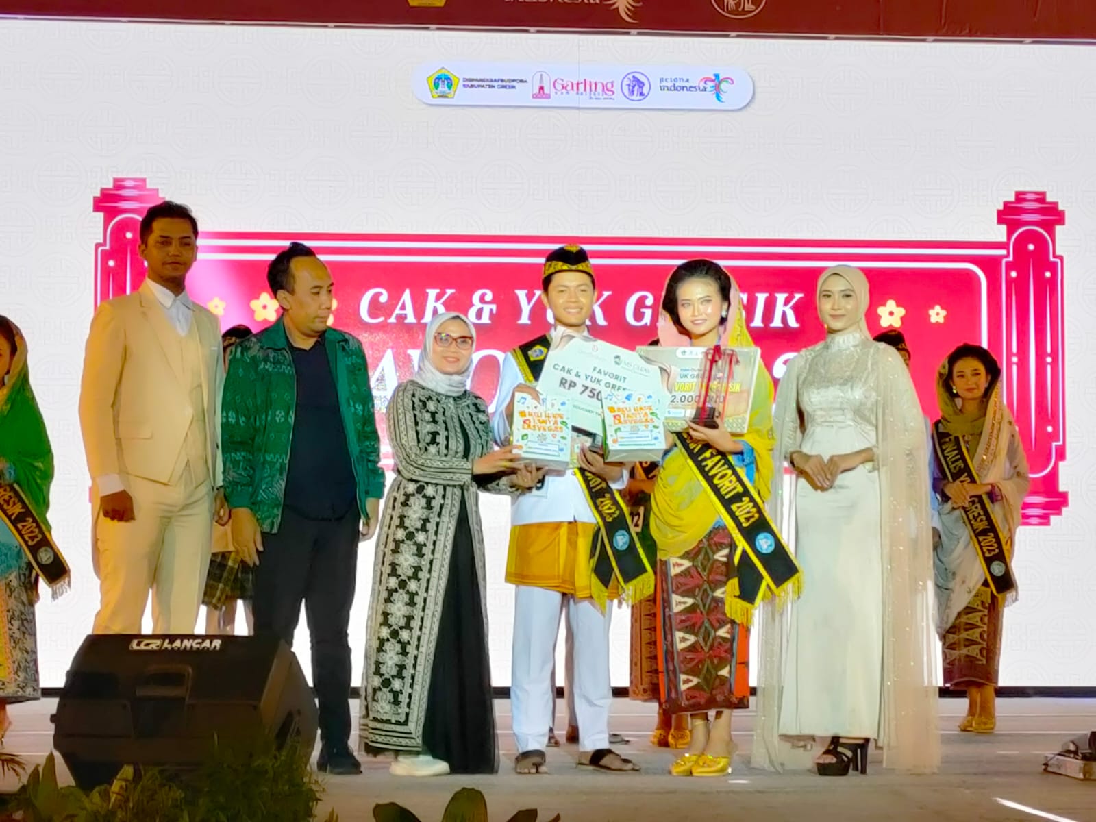 FAVORIT GRESIK :  Cak Yuk Gresik  Kategori Favorit 2023 diraih oleh Cak Faishal Dwi H  dan Yuk Yohara Kayzabrina P.