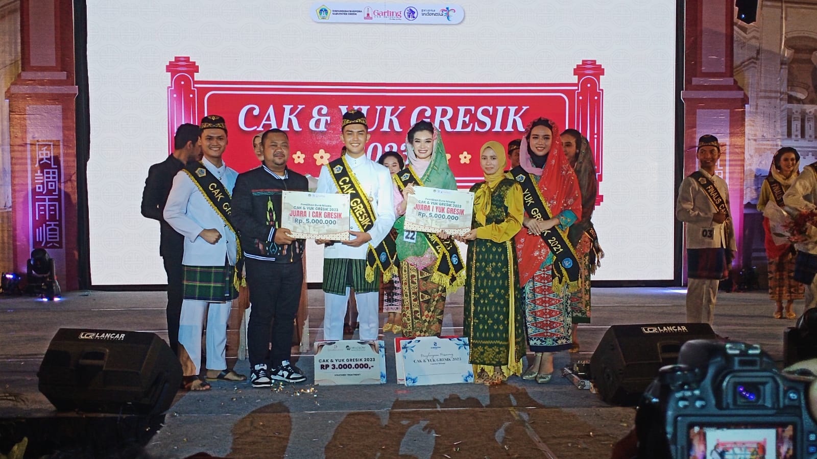 PEMENANG CAK YUK GRESIK: Bupati Gresik Fandi Akhmad Yani dan Ketua TP PKK Nurul Haromaini memberikan hadiah kepada Cak Sri Harya S dan Yuk Allodia Angelica H.