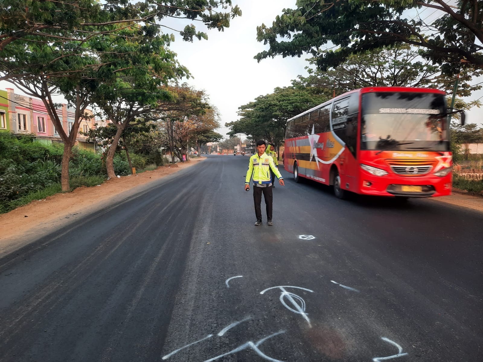 OLAH TKP: Anggota Unit Laka Satlantas Polres Gresik melakukan olah TKP kecelakaan di Jalan Raya Banjarsari, Kecamatan Cerme.