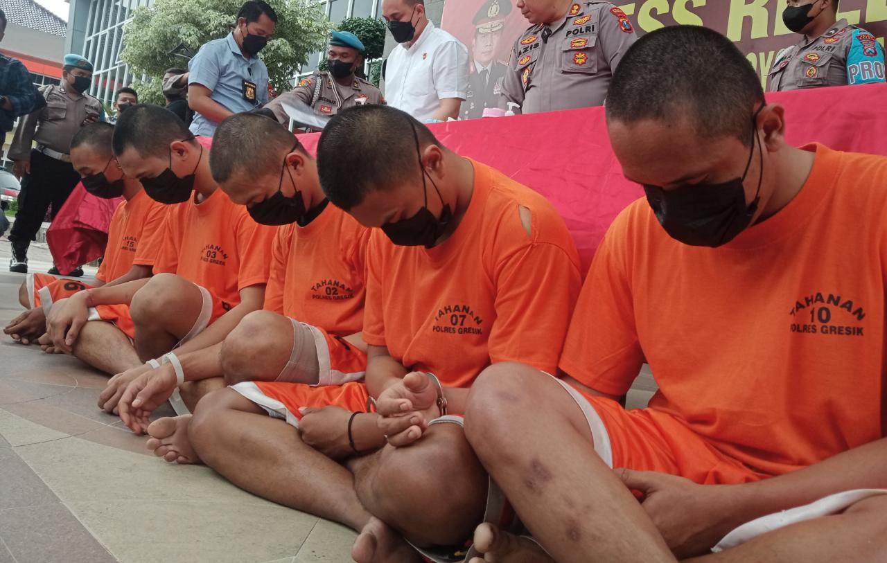 DIAMANKAN: Para pelaku pengeroyokan saat diamankan di Mapolres Gresik