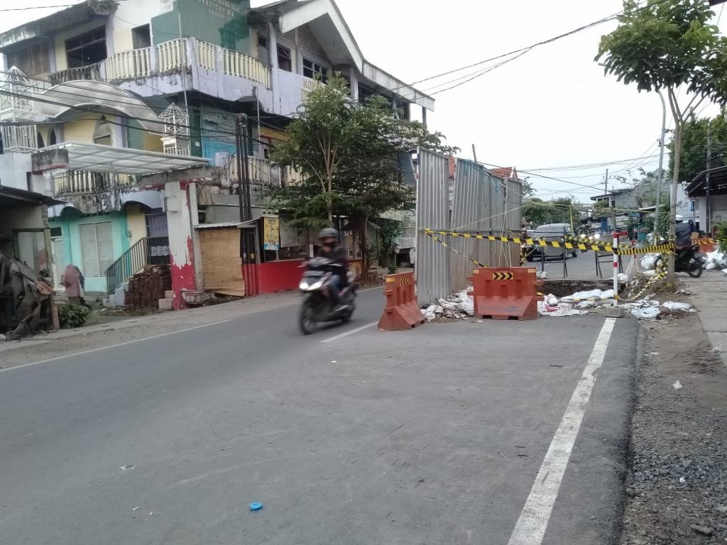 PERBAIKAN: PDAM Gresik saat melakukan perbaikan pipa di Jalan KH Syafi