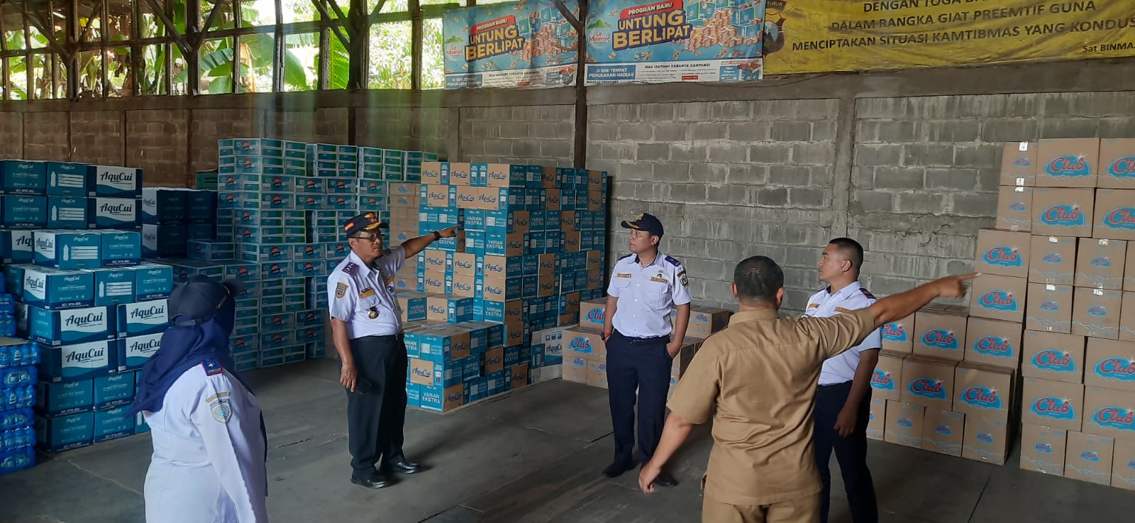 SIDAK: Kepala Dishub Gresik Tarso Sugito bersama jajaran didampingi Bidang Aset BPPKAD saat melihat kondisi lahan milik Pemkab di timur Jalan Basuki Rahmat.