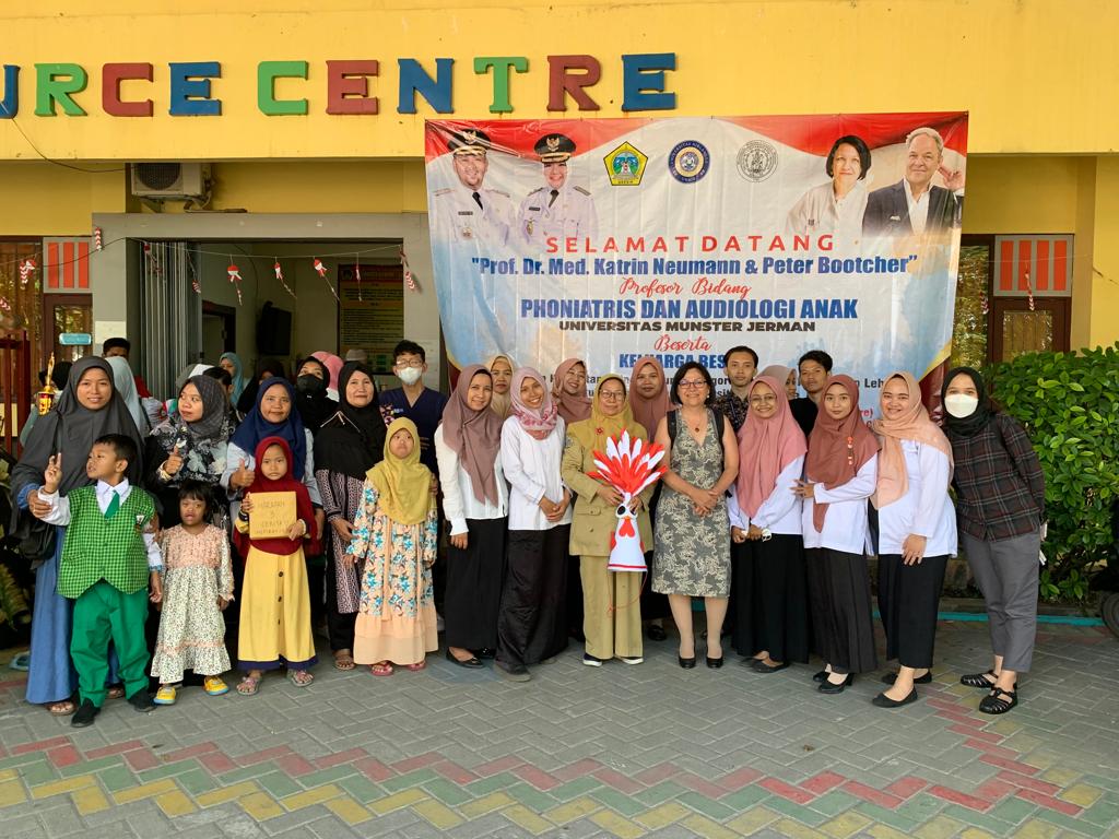 KELUARGA : kedatangan Prof. Dr. Med. Katrin Neumann dari Universitas Munster Jerman disambut hangat oleh Innik Hikmatin,S.Pd.,M.PdI selaku Kepala UPT Resource Centre Gresik bersama para bunda hebat
