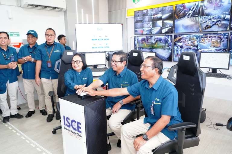 KEMERDEKAAN: Dirut PT Petrokimia Gresik (dua dari kanan) didampingi Direktur Operasi dan Produksi, Digna Jatingsih dan Senior Executive Vice President Operasi, I Ketut Rusnaya meresmika Warehouse