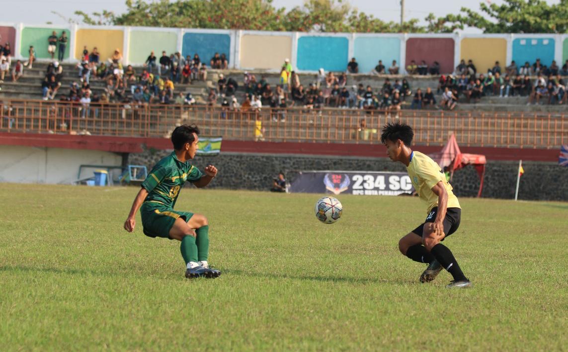 BEREBUT BOLA : Pemain Gresik United saat berebut bola dengan pemain Persip.