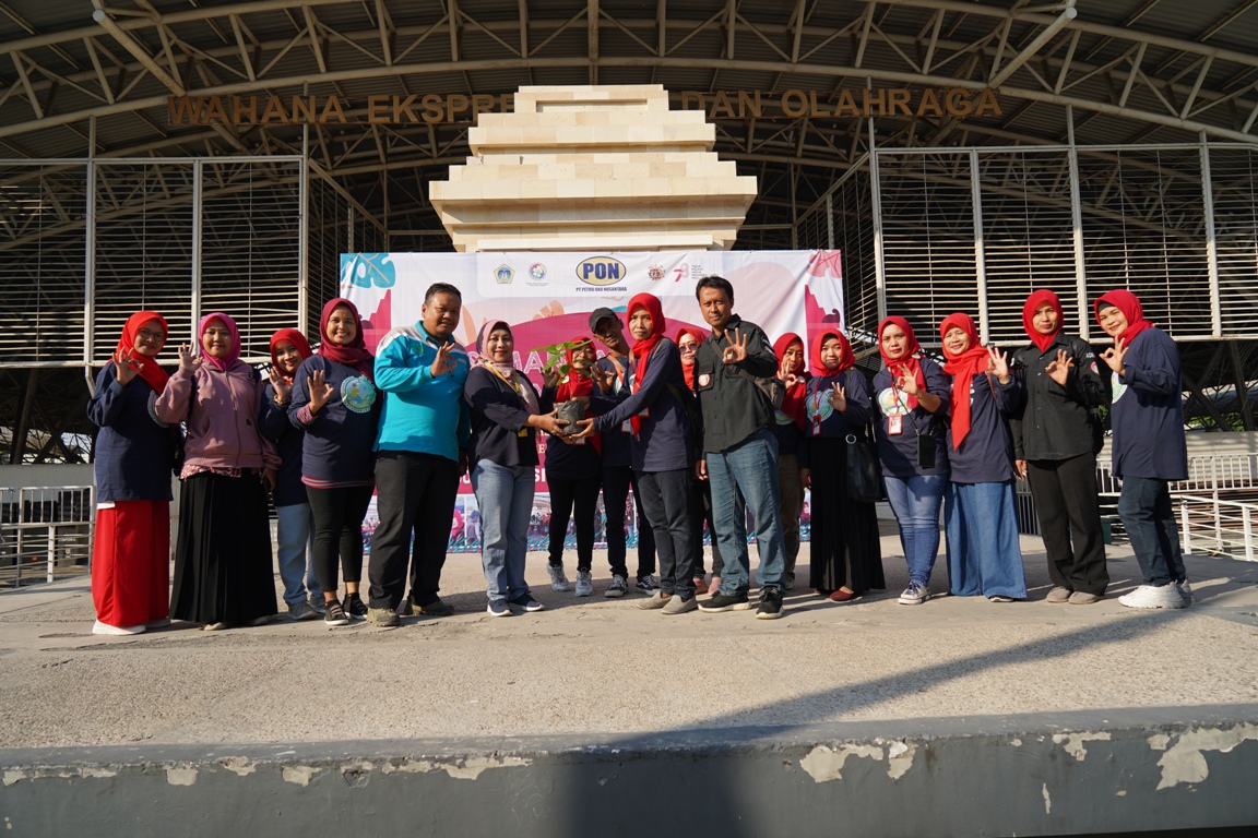 KOMITMEN JAGA LINGKUNGAN : Pada momentum peluncuran program Merdeka Sampah dan Masberling, manajemen PT PON juga secara simbolis menyerahkan bibit tanaman untuk Pemkab Gresik.
