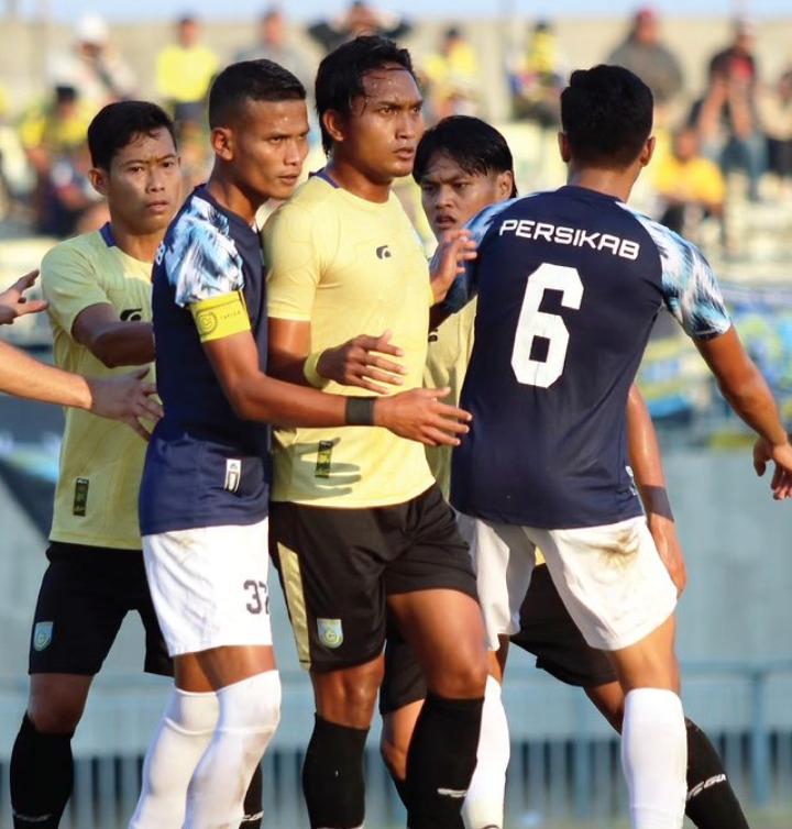 DITEMPELAK KETAT : Pemain Gresik United saat dutempel ketat oleh pemain dalam berebut bola saat pertandingan uji coba dengan Persikab Kabupaten Bandung di Stadion Gelora Joko Samudro.