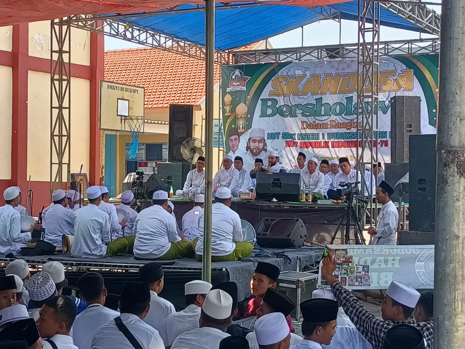 MERIAH: Habib Reza Bin Abdullah Al Haadaad bersalawat bersama warga sekolah dalam peringatan HUT ke-13 SMKN 1 Duduksampeyan, Selasa (22/8).