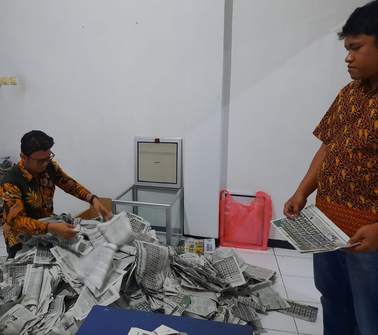 PENGUNDIAN : ketua Paguyuban Cak dan Yuk Gresik Faisal Afif Pratama melakukan pengundian para pemenang dukungan balot didampingi staf Radar Gresik.