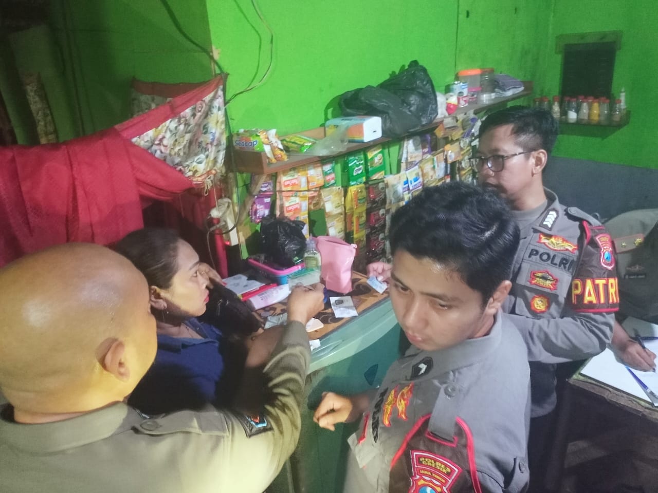 DIAMANKAN: Kapolsek Kebomas Kompol Abdul Tokib mengamankan tersangka Herman Apriyadi Saputra alias Sakeh bersama barang bukti di Kapolsek Kebomas.