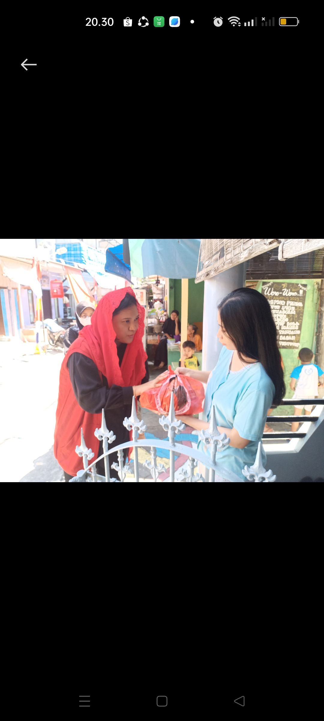 Susy Cecilia A S, Caleg DPRD Provinsi Dapil Jawa Timur XII Gresik-Lamongan dari partai PDI Perjuangan berbagi sembako yang berkesan di daerah Trate, Kecamatan Gresik, Kabupaten Gresik, Jawa Timur.
