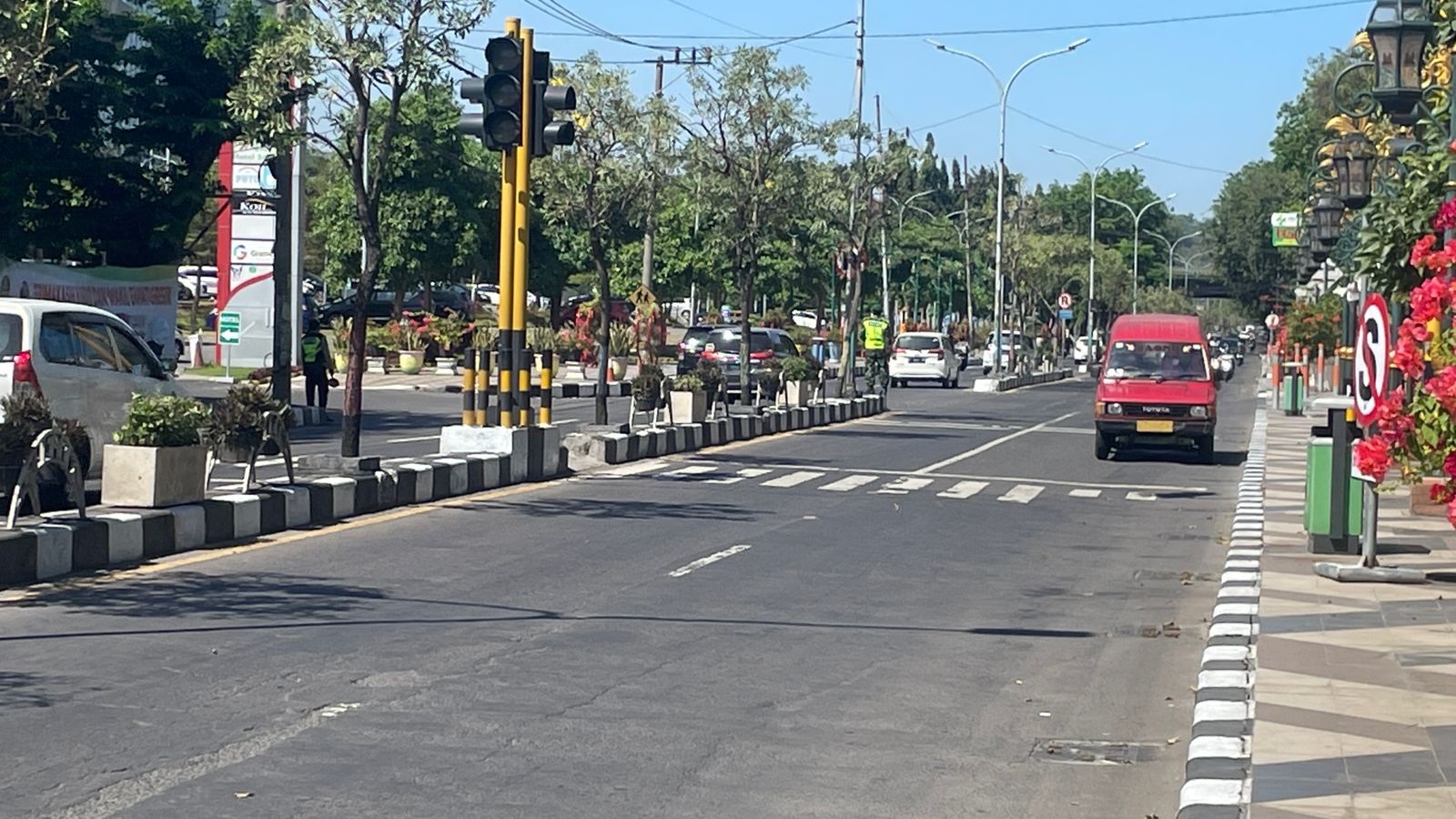 SEPI: Salah satu angkot yang melayani Cerme ke Kota Gresik.