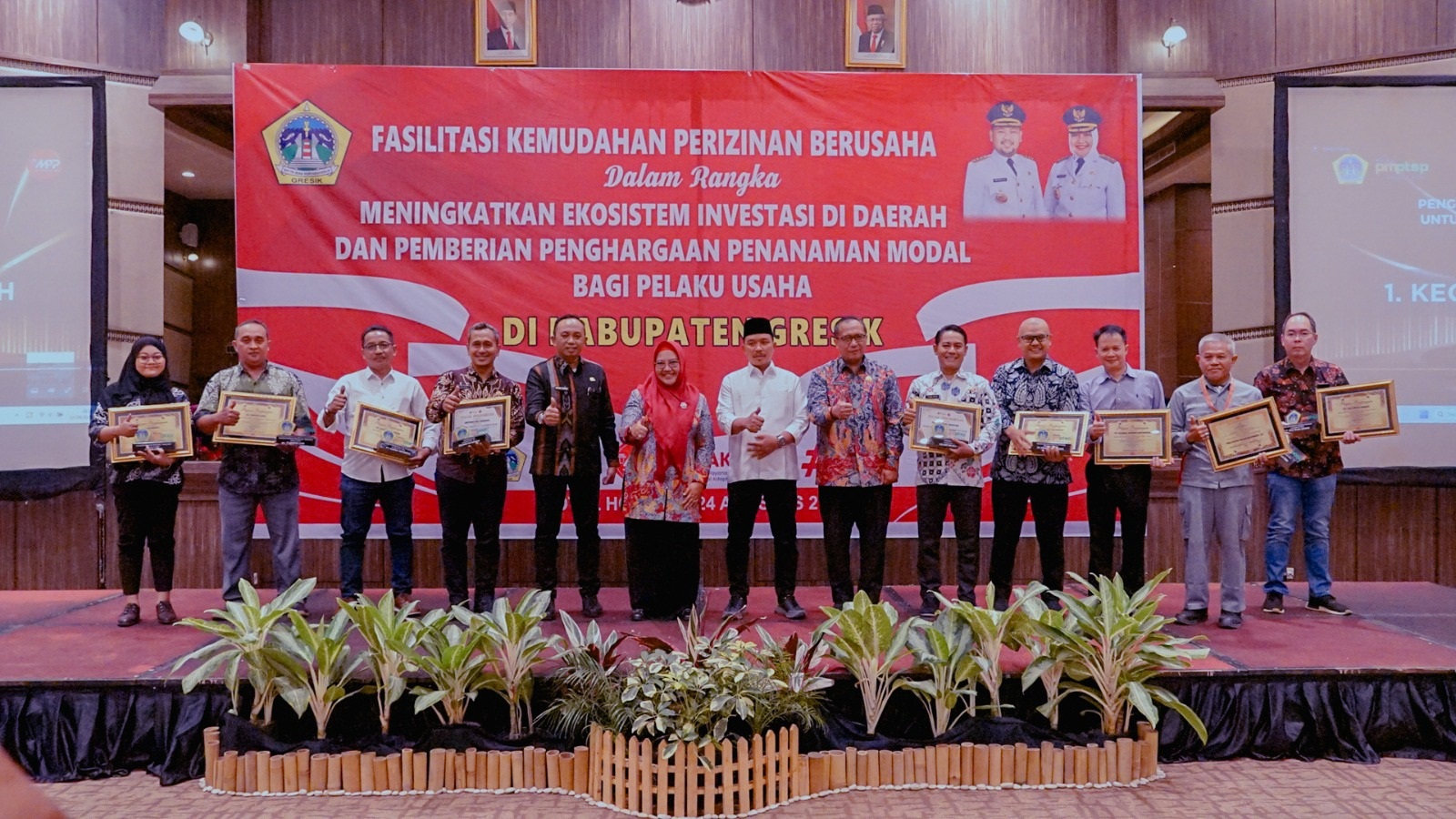 DORONG PAD : Pimpinan dan perwakilan perusahaan penerima penghargaan berfoto bersama dengan jajaran Forkopimda Kabupaten Gresik dalam momen Investor Gathering 2023.