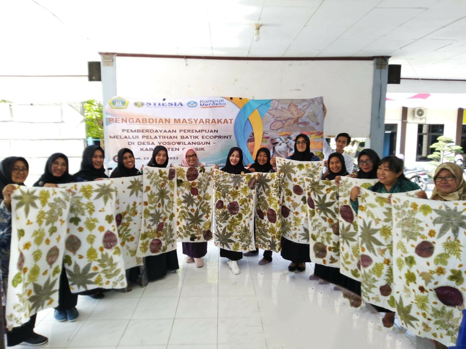 KREATIF: Ibu-Ibu Desa Yosowilangun menunjukkan hasil pelatihan batik ecoprint yang dibina langsung oleh dosen STESIA Surabaya.
