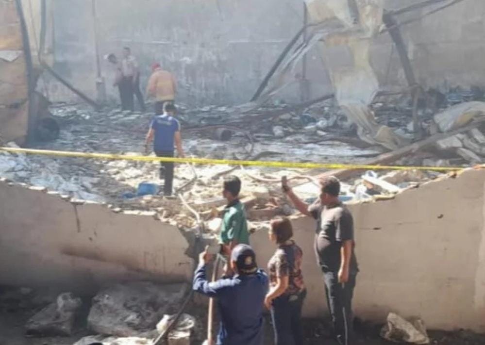 TINGGAL PUING: Kondisi gudang pabrik yang baru saja terbakar akibat ledakan drum kimia kini tinggal puing.