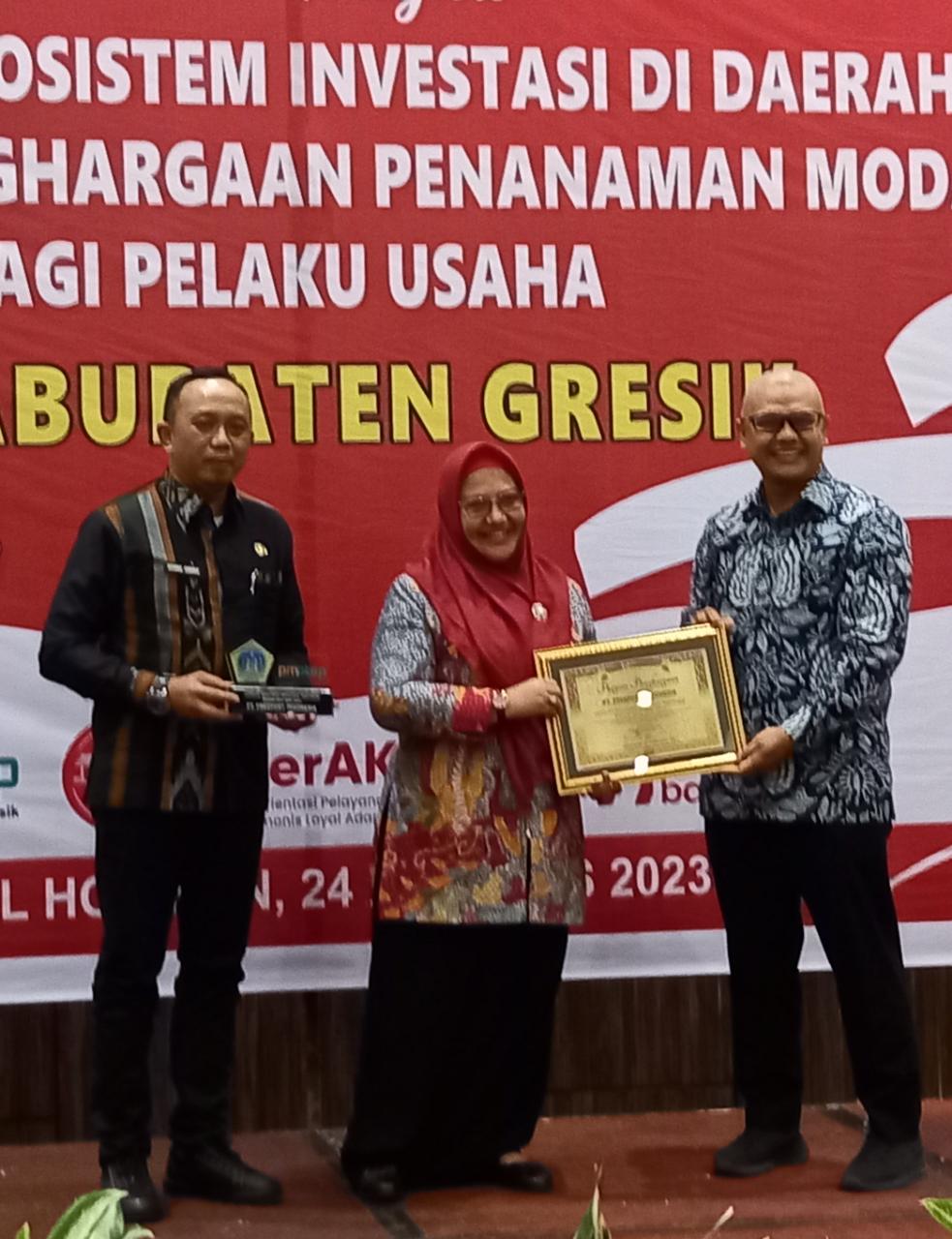 INVESTASI TERTINGGI: Manager Marketing PT Freeport Indonesia Erika Silva (kanan) menerima penghargaan investasi dari Wakil Bupati Gresik, Aminatun Habibah dan Kepala DPMPTSP Gresik, Agung Endro Dwi