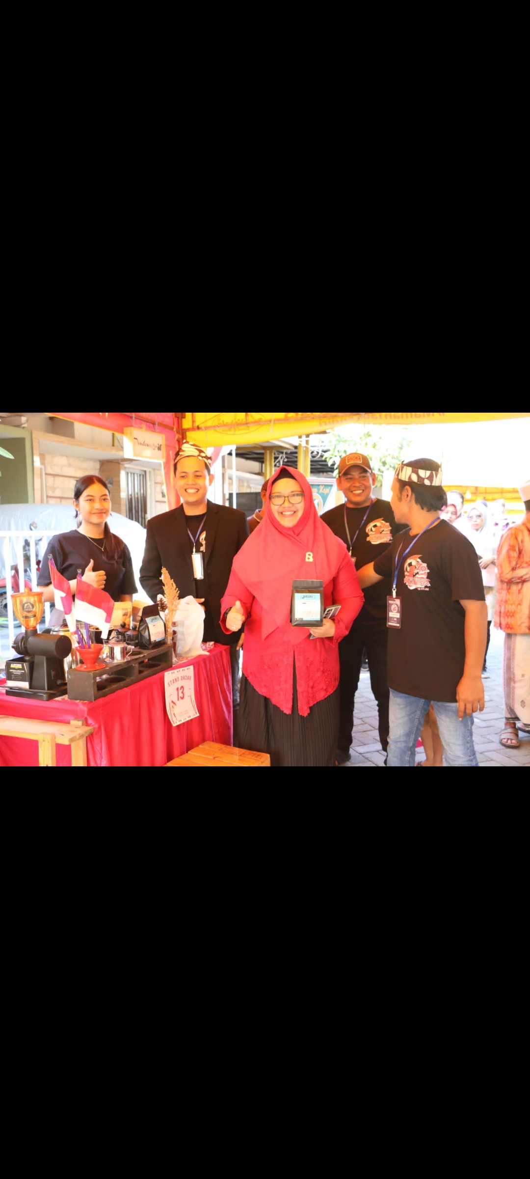 APRESIASI: Wabup Gresik Aminatun Habibah mengapresiasi kegiatan Perumahan Denailla Village Driyorejo menggelar pameran UMKM untuk memperingati HUT RI ke-78