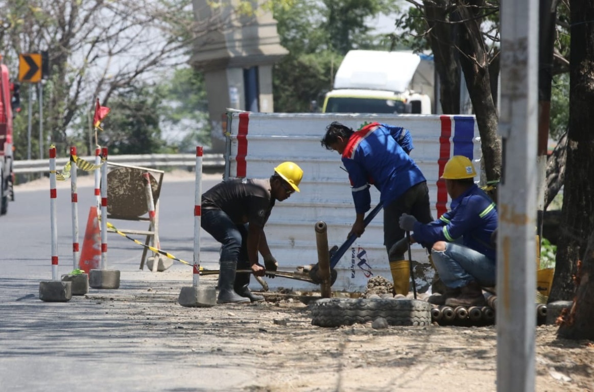 PERLUAS JARINGAN: Pembangunan pipa Perumda Giri Tirta untuk memperluas jangkauan.