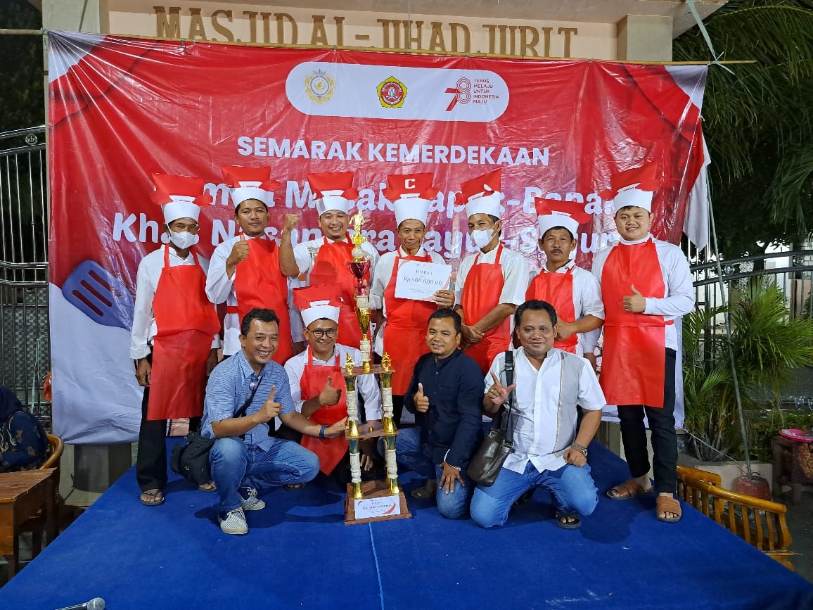 LOMBA MASAK: Juara lomba memasak berfoto bersama Ketua RW 2 Dusun Jurit Isa Ansori beserta donatur memamerkan thropy yang diraihnya.