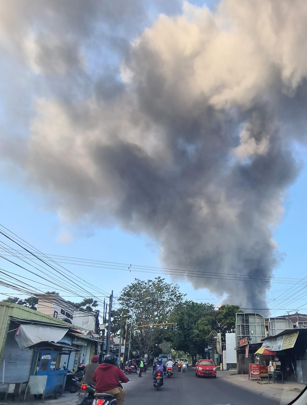 MENGEPUL: Asap hitam pekat di wilayah Gresik selatan menjadi penyumbang polusi tertinggi di kota Santri.