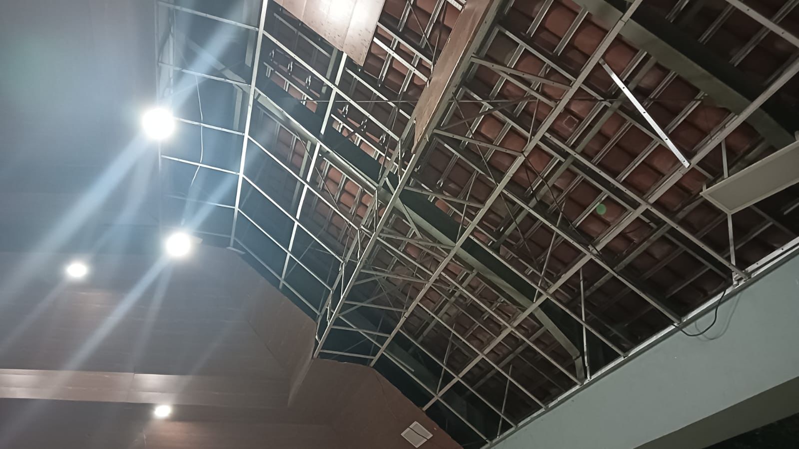 RUSAK: Kondisi plafon Alun-Alun yang mulai mengalami kerusakan.