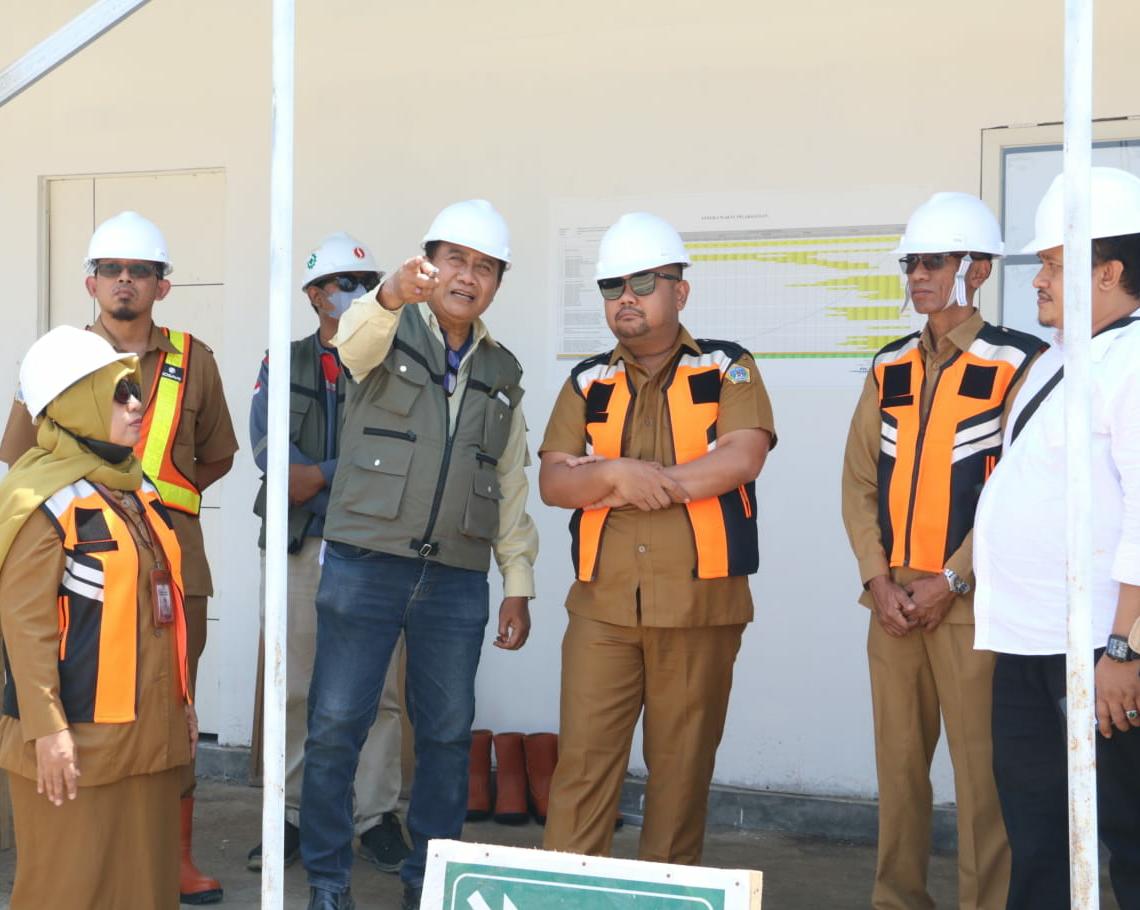 TERUS DIKAWAL: Bupati Gresik, Fandi Akhmad Yani meninjau progres proyek RS Gresik Sehati di Kecamatan Kedamean, Kemarin.
