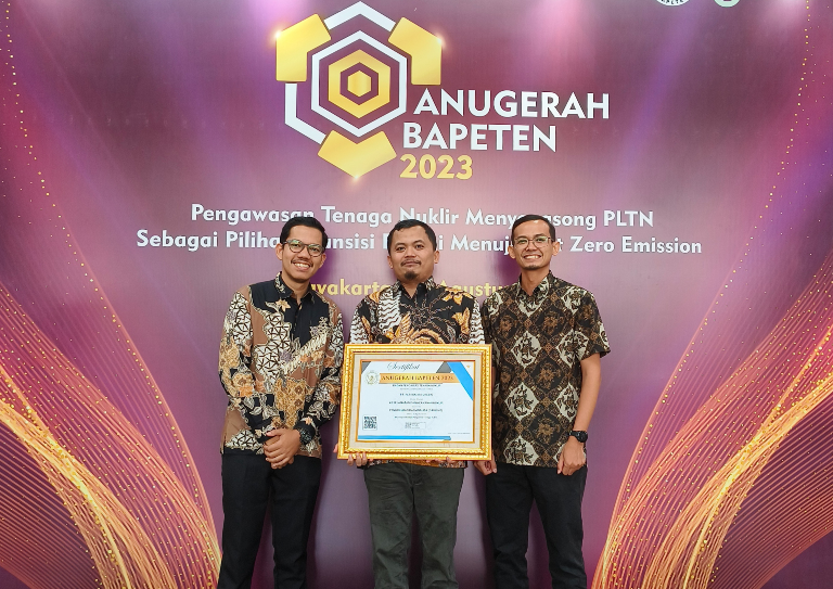 KINERJA MEMBANGGAKAN : Senior Vice President (SVP) Perencanaan Pengendalian dan Pemeliharaan, Iwan Febrianto (tengah) usai menerima Penghargaan Anugerah BAPETEN 2023 di Yogayakarta.