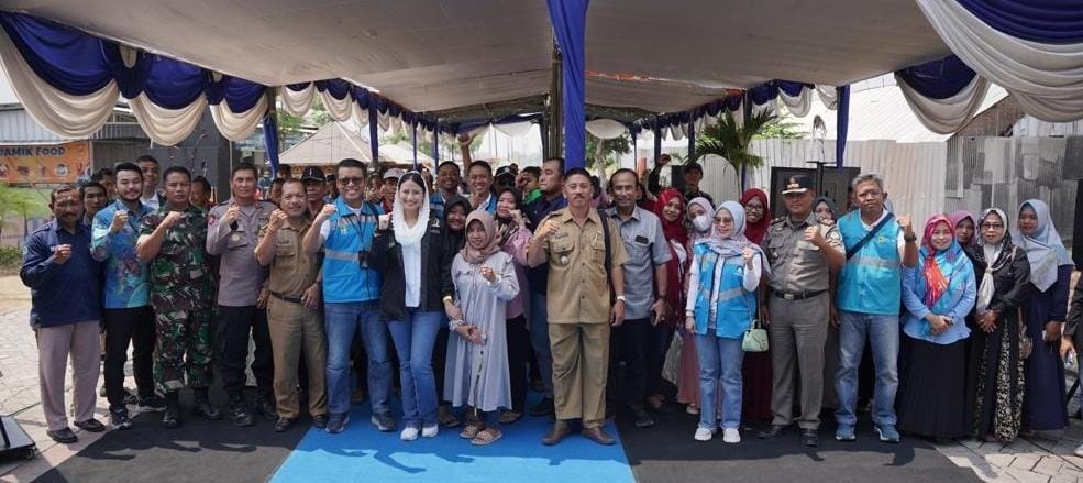 KOMPAK : PLN Gresik bersama masyarakat Desa Wotansari dan Forkopimcam berfoto bersama masyarakat.
