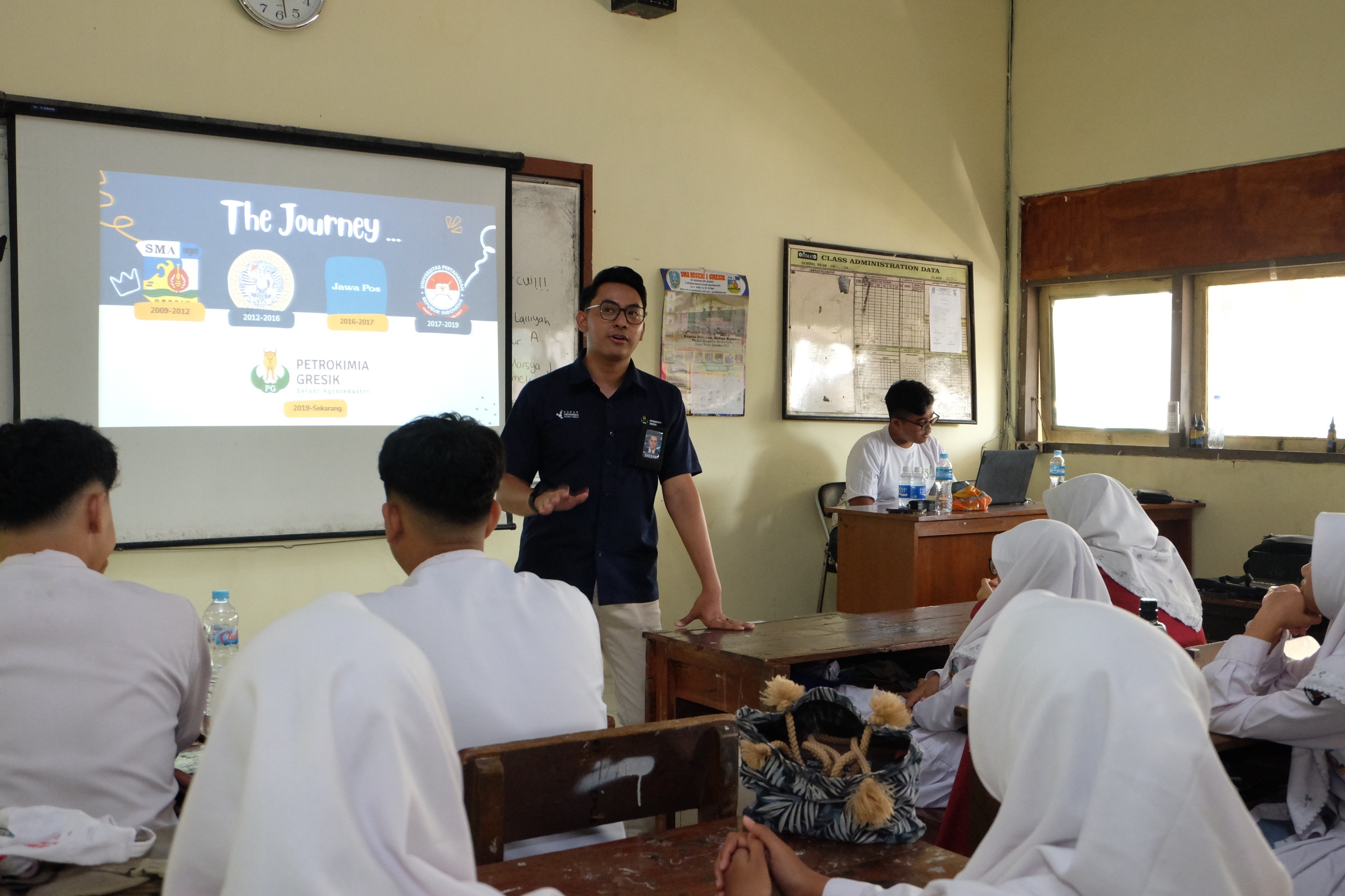 PETROKIMIA GRESIK INSPIRATION DAY: Melalui program yang diberi nama &ldquo;Petrokimia Gresik Inspiration Day&rdquo; manajemen Petrokimia Gresik memberikan pengajaran juga menyalurkan dana pembinaan.