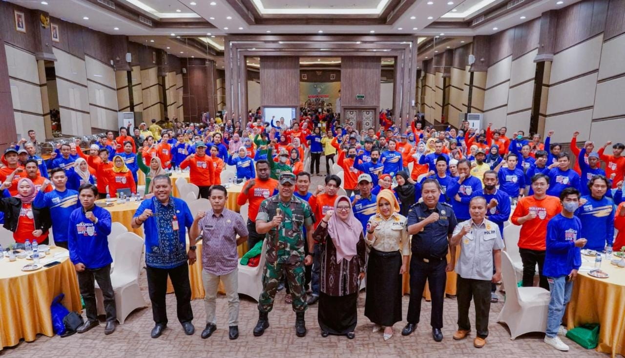 Jaga Gresik : 200 peserta sosialisasi Gempur rokok ilegal berfoto bersama dengan para stakeholder dan berkomitmen untuk tidak menjual rokok tanpa dilekati pita cukai.