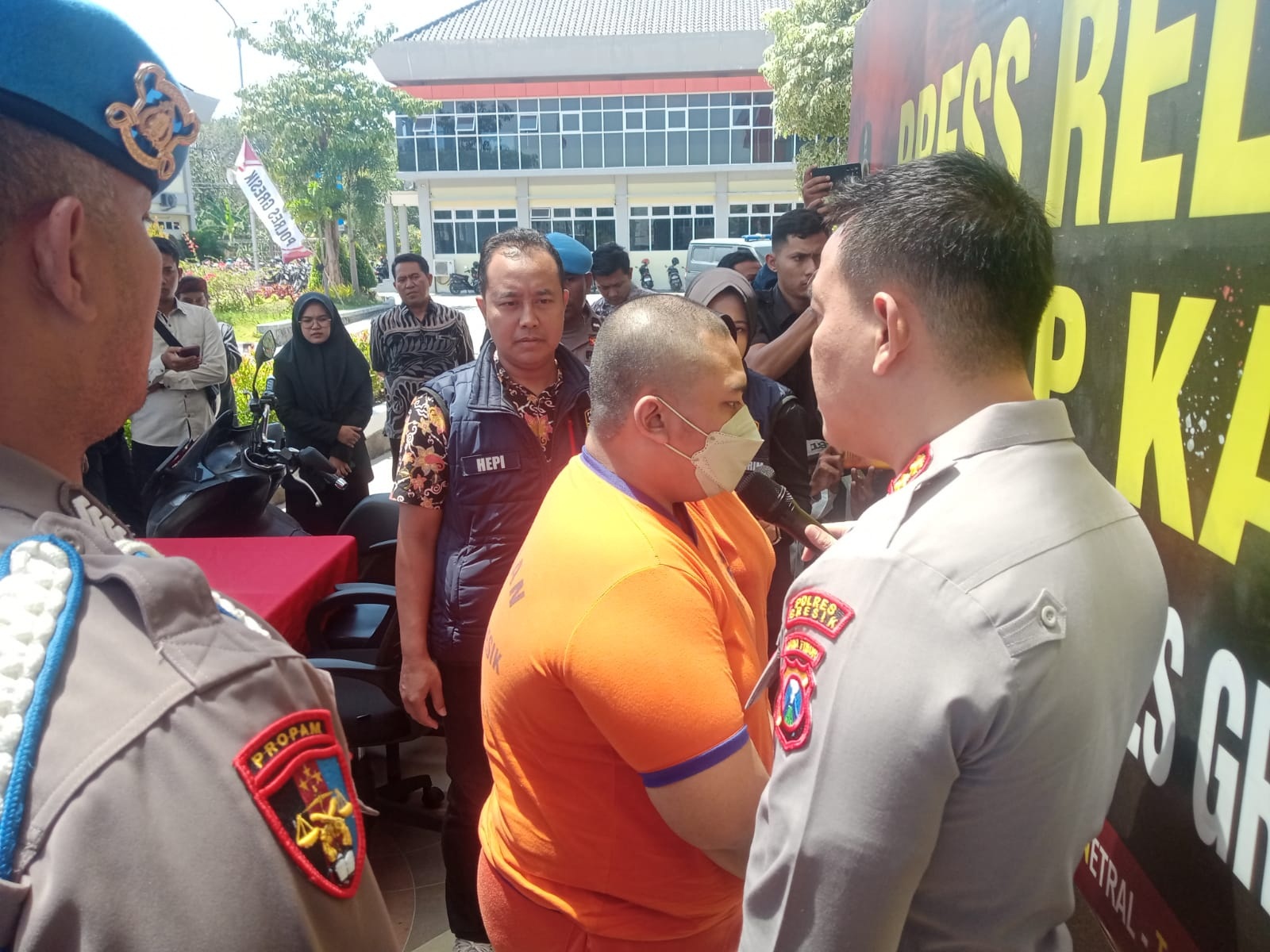 DIAMANKAN : Kapolres Gresik AKBP Aditya Panji Anom saat menanyai kedua tersangka terkait kronologis pembuangan bayi yang dilakukan tersangka saat ekpose di Mapolres Gresik.