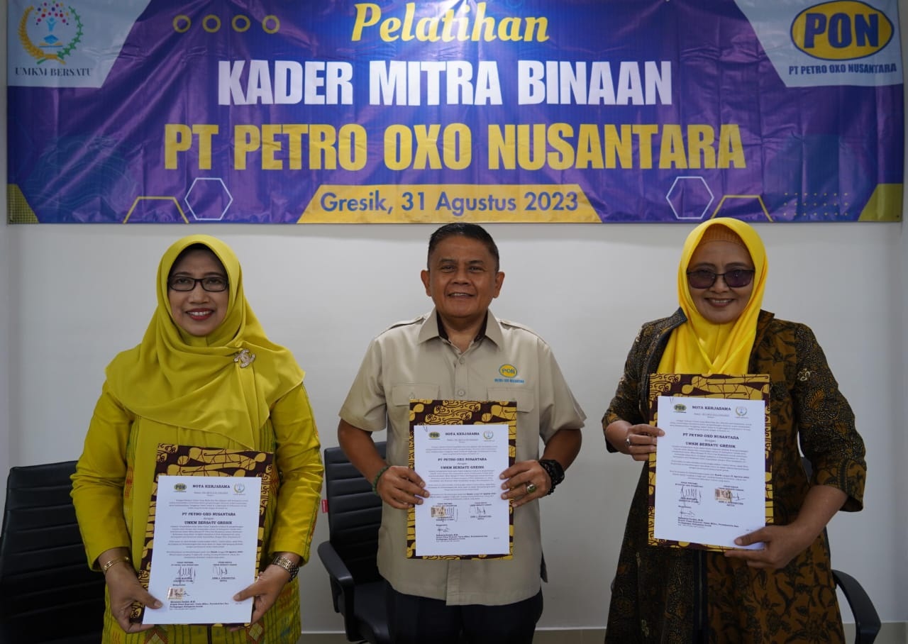 Dari kiri, Kepala Diskoperindag Gresik, Mahalatul Fardah, Presiden Direktur PT Petro Oxo Nusantara, Jaya Martapa dan Ketua UMKM Bersatu Gresik, Dewi J. Suryaputra melakukan penandatanganan MoU