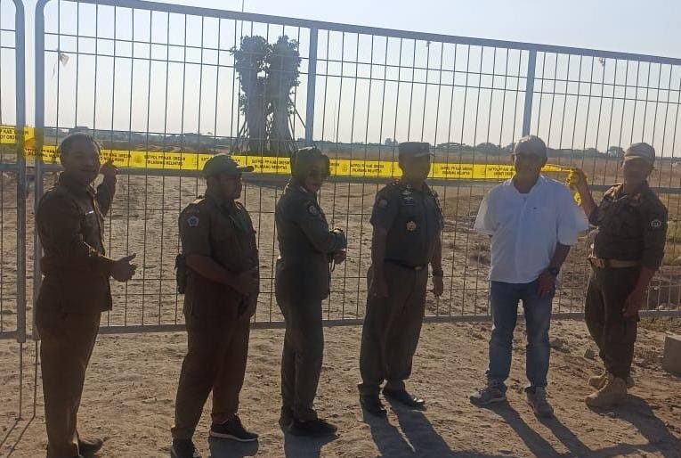 Tindak Tegas : Kepala Satpol PP Pemkab Gresik, Soeprapto bersama jajaran Forkopimcam Menganti menyegel lokasi pengurukan lahan PT Wisma Andalan Kencana di Desa Bringkang Kecamatan Menganti.